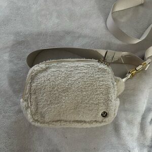 lululemon everywhere belt bag - cream Sherpa